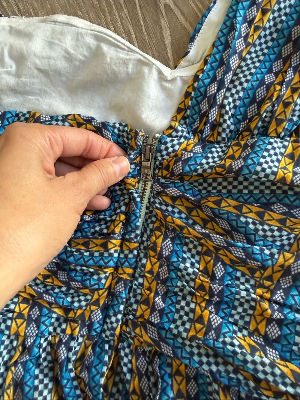 BCBGMAXAZRIA Size M One-Shoulder Peplum Top Blue Geometric Statement Sleeve - Picture 5 of 6